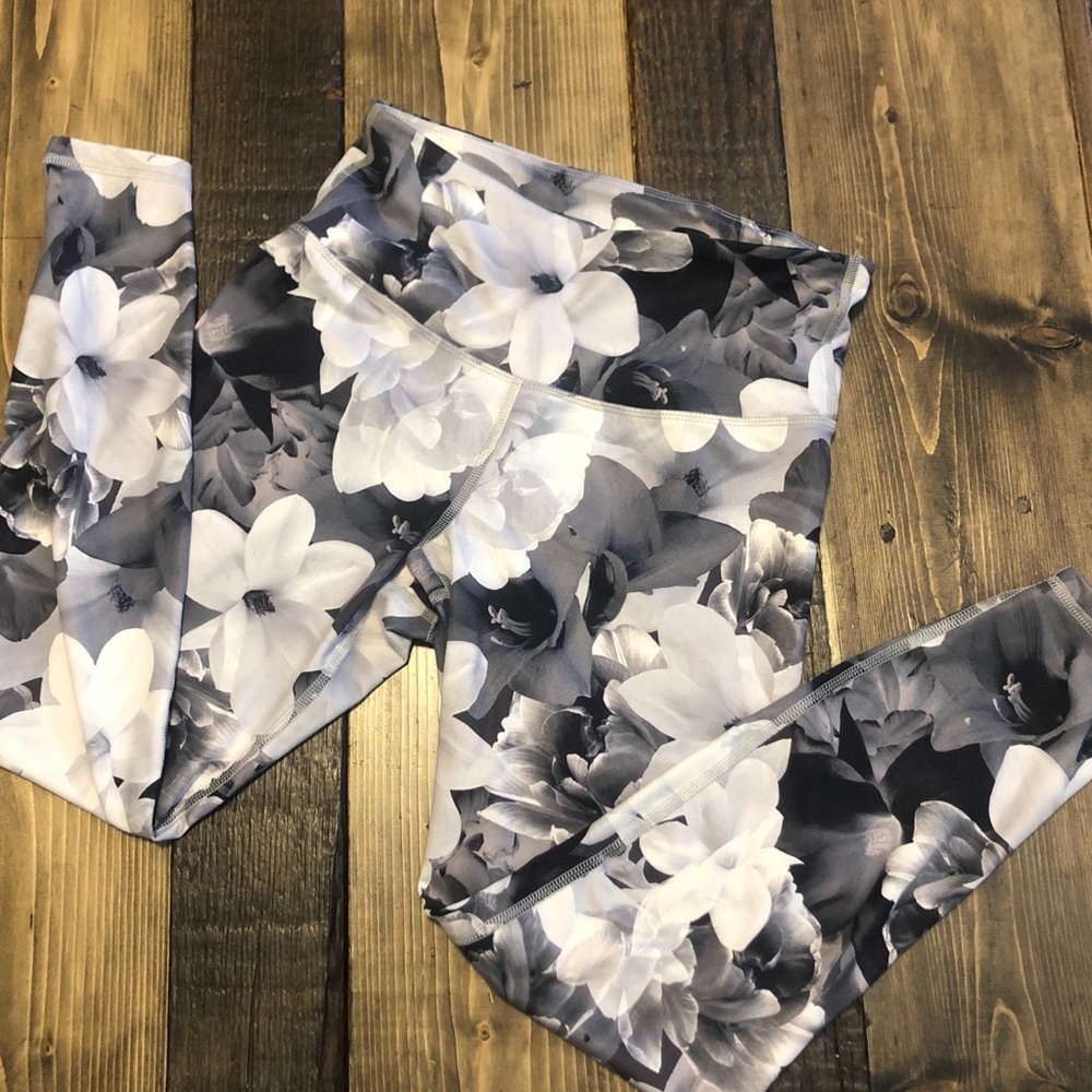 Old Navy Active Elevate Leggings Floral